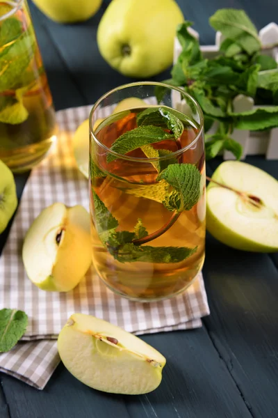 Sklenice jablečné šťávy s ovocem a čerstvé máty na stole zblízka — Stock fotografie
