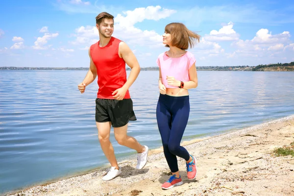 Jongeren joggen — Stockfoto