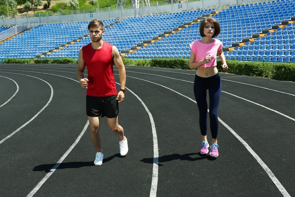 Giovani che fanno jogging allo stadio — Foto Stock