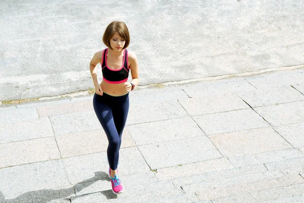 Jonge vrouw joggen — Stockfoto