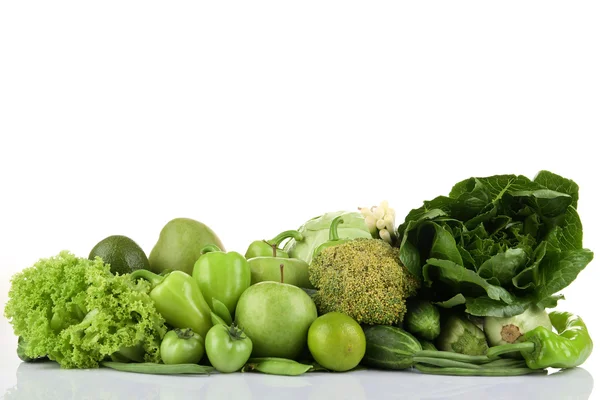 Aliments verts frais isolés sur blanc — Photo