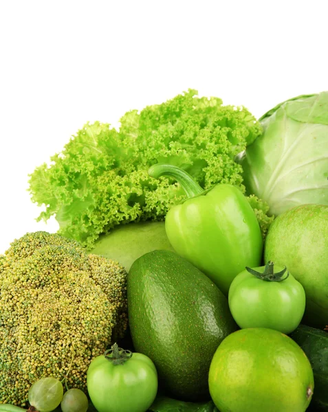 Alimentos verdes frescos isolados em branco — Fotografia de Stock