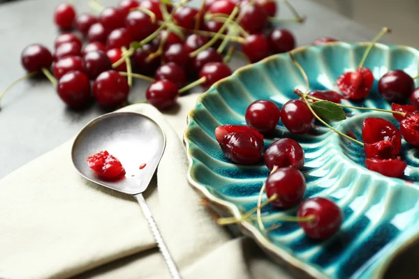 Cerejas doces no prato, no fundo escuro — Fotografia de Stock