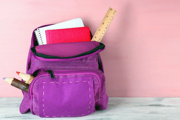 Arka plan üzerinde okul sırt çantası — Stok fotoğraf