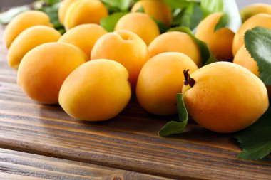 Ahşap masa, closeup üzerinde olgun kayısı