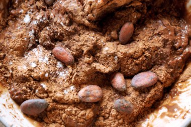 Hamur için çikolatalı pasta hazırlama