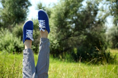 Renkli spor ayakkabı kadın bacaklar