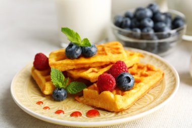 Tatlı ev yapımı gözleme orman meyveleri ve tablo arka plan üzerine sos ile