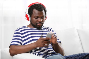 Kulaklıklar ile Afrika kökenli Amerikalı adam