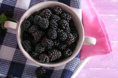 Masada kase lezzetli olgun böğürtlen yakın çekim