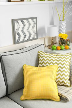 Divan, renkli yastıklar yakın çekim