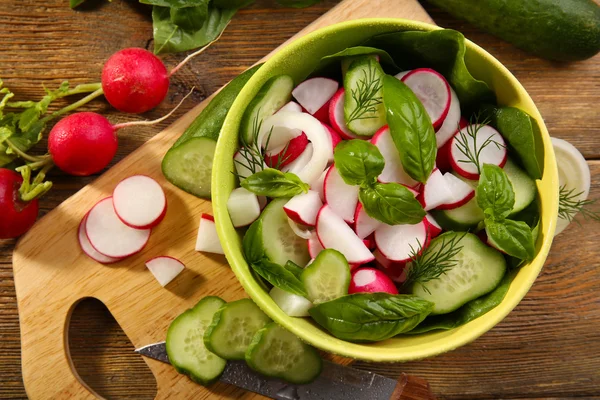 Frischer Gemüsesalat aus nächster Nähe auf dem Tisch — Stockfoto