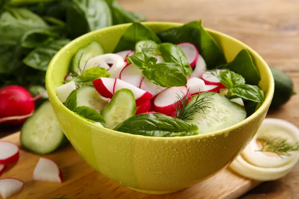 Insalata vegetale fresca sul tavolo da vicino — Foto Stock