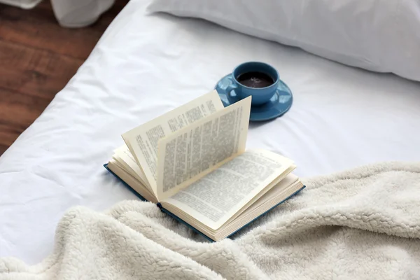 Livre ouvert et tasse — Photo