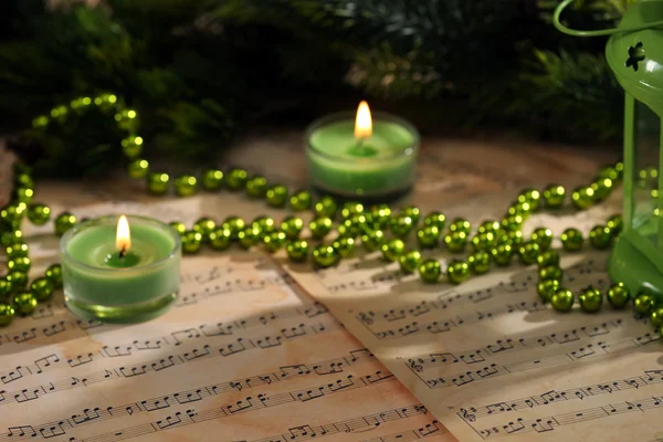 Decoraciones navideñas en hojas de música — Foto de Stock