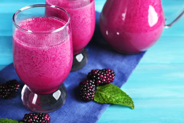 Glasögon av blackberry smoothie — Stockfoto