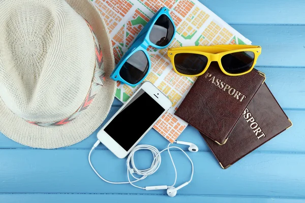 Óculos de sol, passaportes, chapéus e mapa — Fotografia de Stock