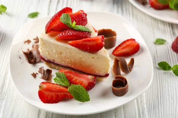 Heerlijke cheesecake met bessen op tafel close up — Stockfoto