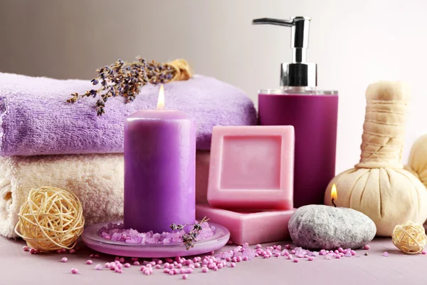 Tratamentos de spa isolados em fundo colorido. Conceito de spa de lavanda — Fotografia de Stock