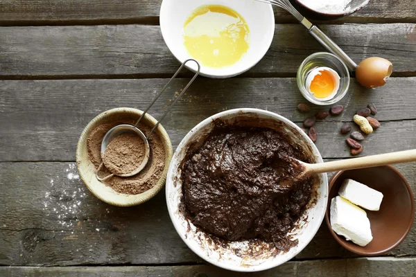 Preparando a massa de farinha de torta de chocolate — Fotografia de Stock