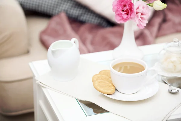 Kopp kaffe på bordet i vardagsrummet — Stockfoto