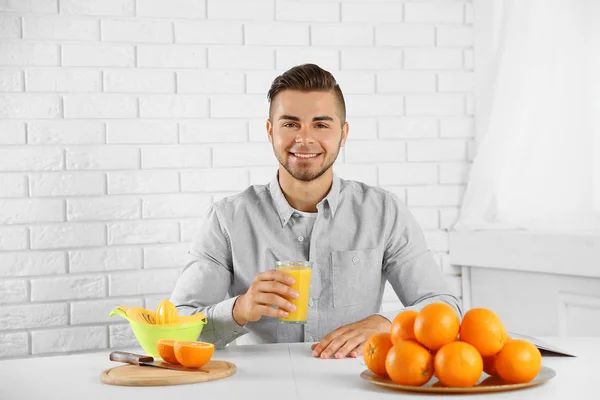 Giovane che beve succo d'arancia — Foto Stock