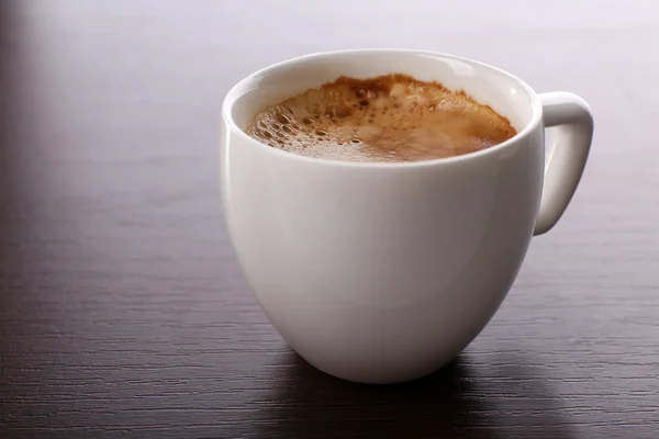 Kopje koffie op tabel close-up — Stockfoto