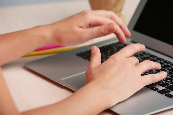 Frau benutzt Laptop am Arbeitsplatz — Stockfoto