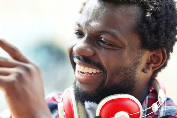 Africano americano hombre escuchar música —  Fotos de Stock