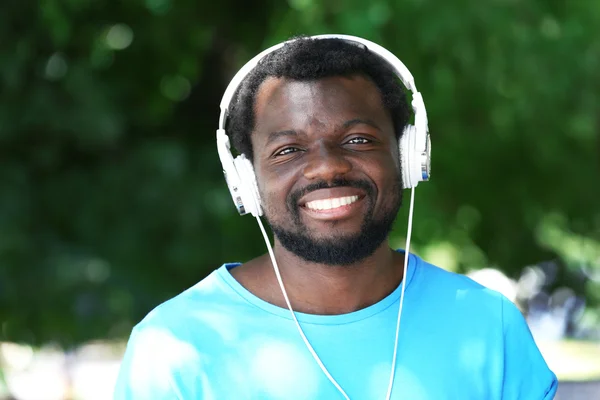 African American man met hoofdtelefoon — Stockfoto