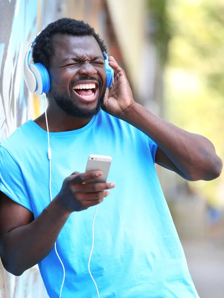Αφρικανική αμερικανική άνθρωπος με ακουστικά — Φωτογραφία Αρχείου