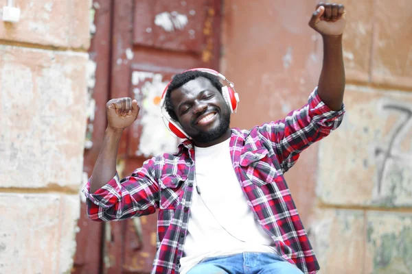 Hombre afroamericano con auriculares — Foto de Stock