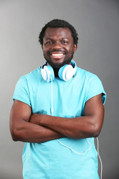 Афроамериканський чоловік з навушниками — стокове фото
