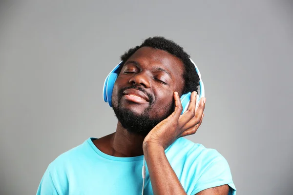 African American man with headphones — Stock Photo, Image