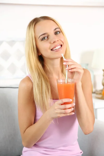 Mujer joven con jugo — Foto de Stock