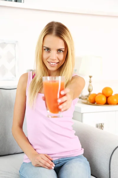 Mujer joven con jugo fresco — Foto de Stock