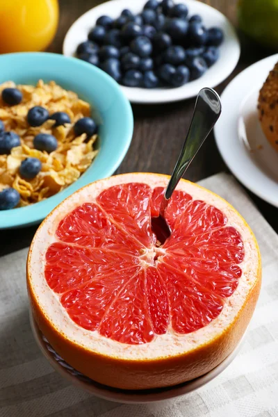 Smakelijke cornflakes met vruchten — Stockfoto