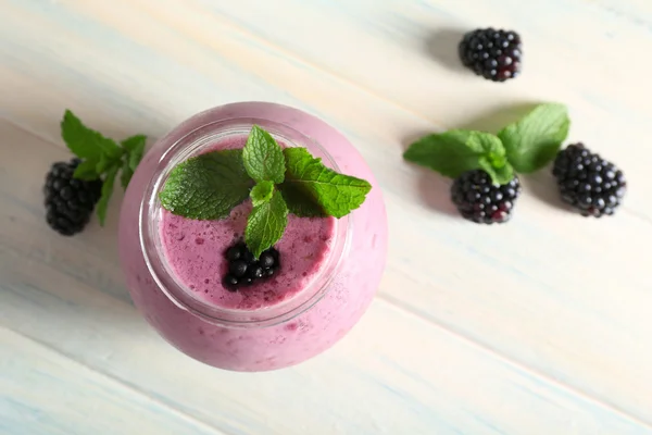 Delicioso batido de bayas con moras —  Fotos de Stock