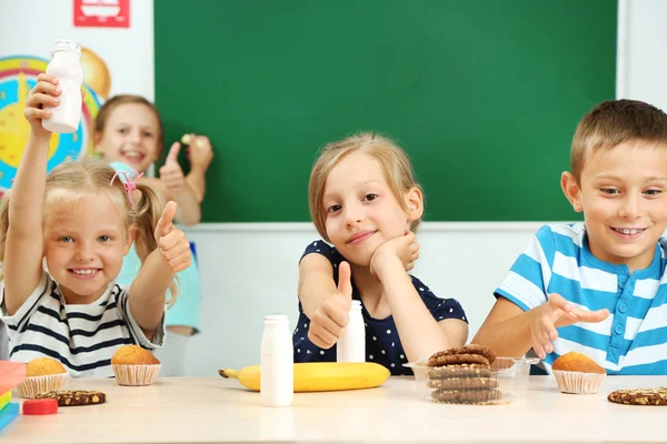 可爱的孩子们在吃午饭的时间 — 图库照片