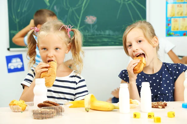 Schattige kinderen op lunch moment — Stockfoto