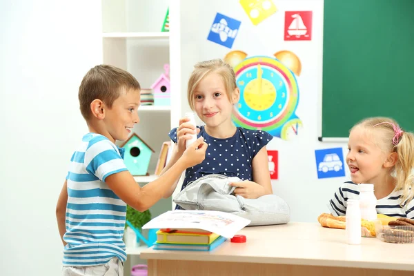 Söta barn vid lunchtid — Stockfoto