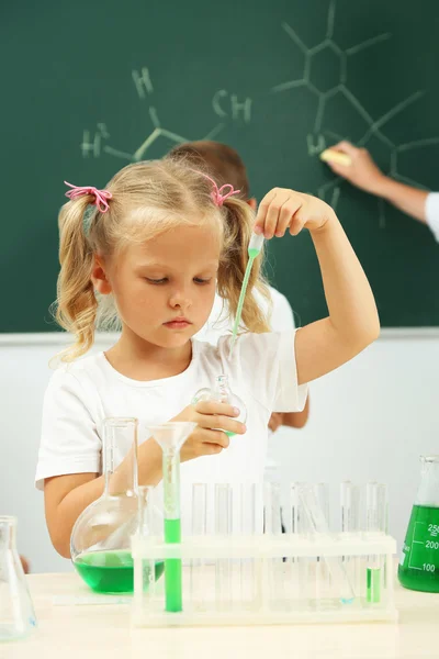 Roztomilý žáky v hodinách chemie — Stock fotografie