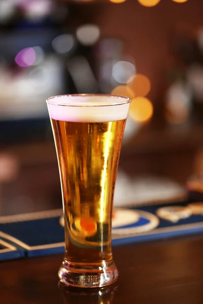 Холодний келих пива на барі або паб-столі — стокове фото