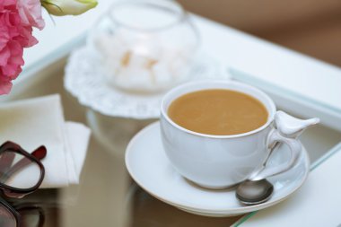 Masada bir fincan kahve.