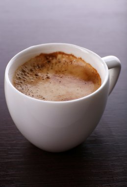 Masada bir fincan kahve.