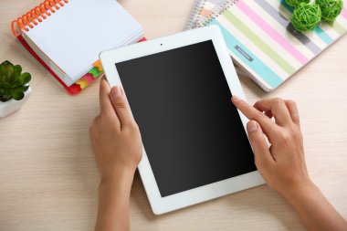 Dijital tablet üzerinde çalışma alanı kullanan kadın yakın çekim