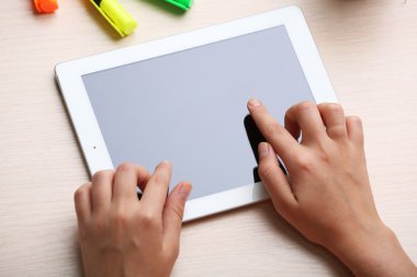 Dijital tablet üzerinde çalışma alanı kullanan kadın yakın çekim