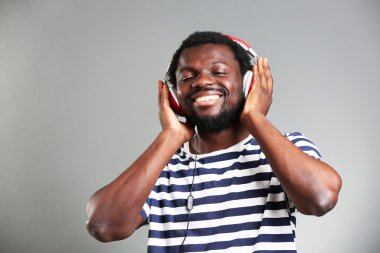 Kulaklıklar ile Afrika kökenli Amerikalı adam