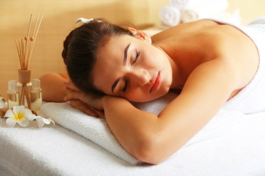 Masaj masasındaki genç kadın.