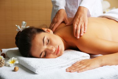 Masaj masasındaki genç kadın.